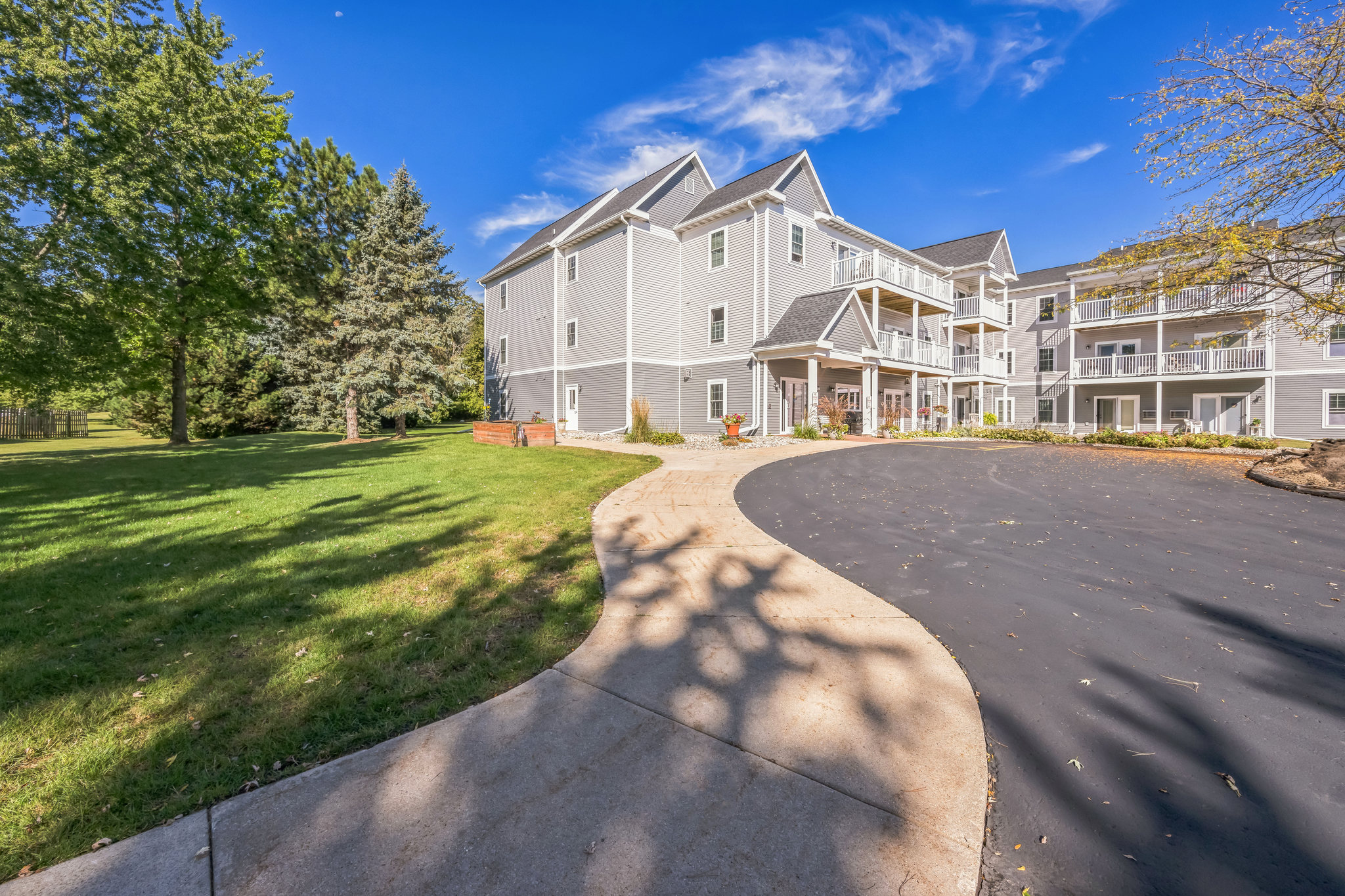 120_Gateway_Dr_Waupun_WI_53963_USA-Exterior-IMG_4397.jpg