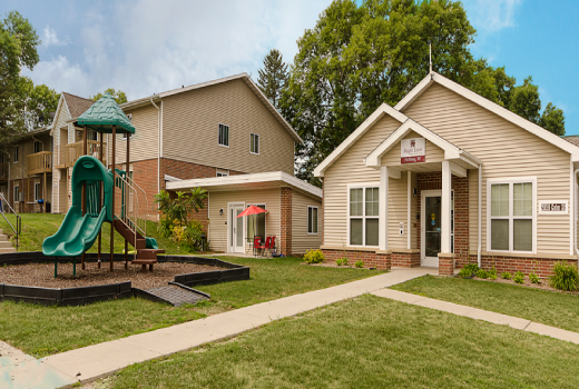 120maple-lawn-exterior3.png