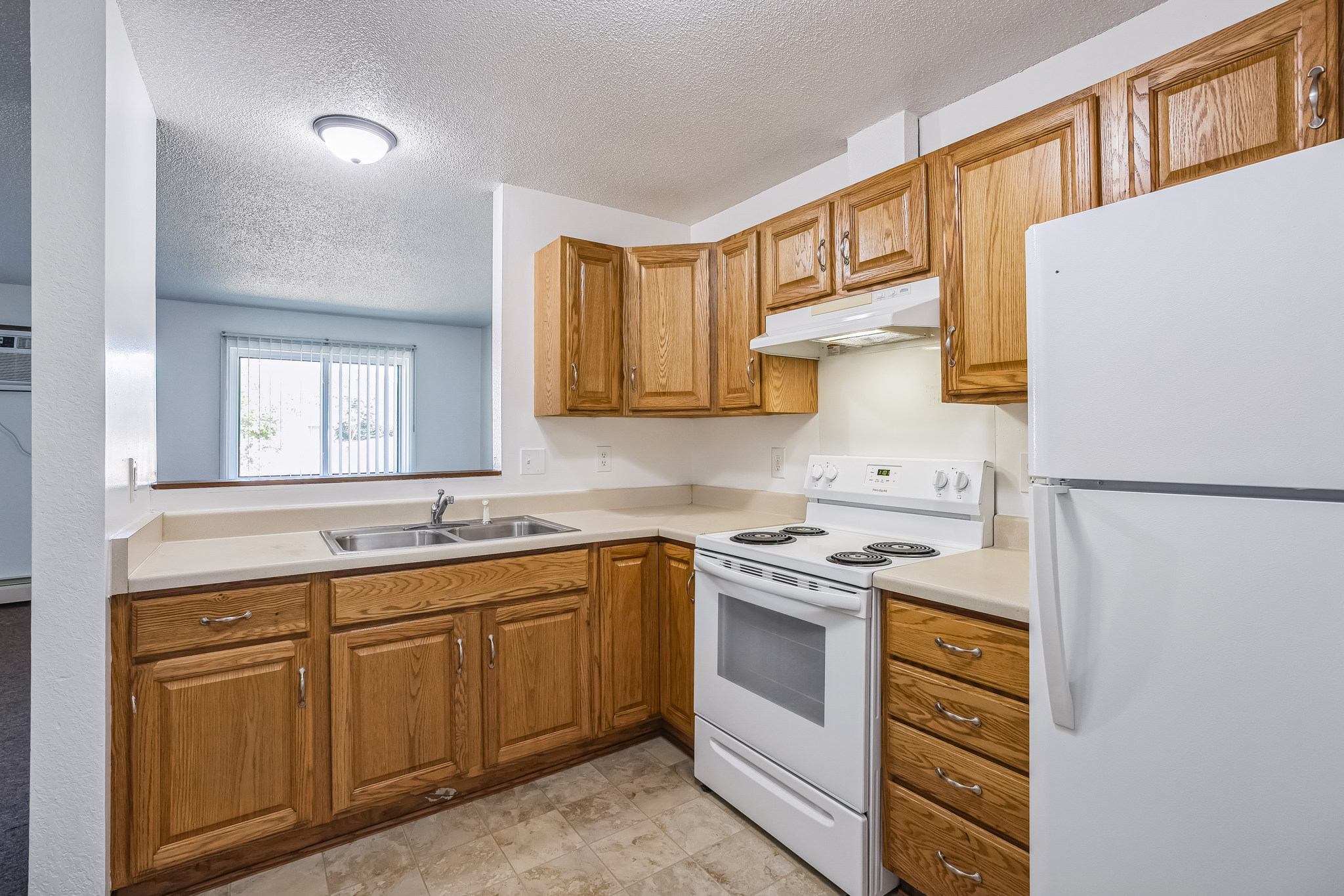 1280_Charlotte_St_Hammond_WI_54015_USA-Kitchen-F2S00404.jpg