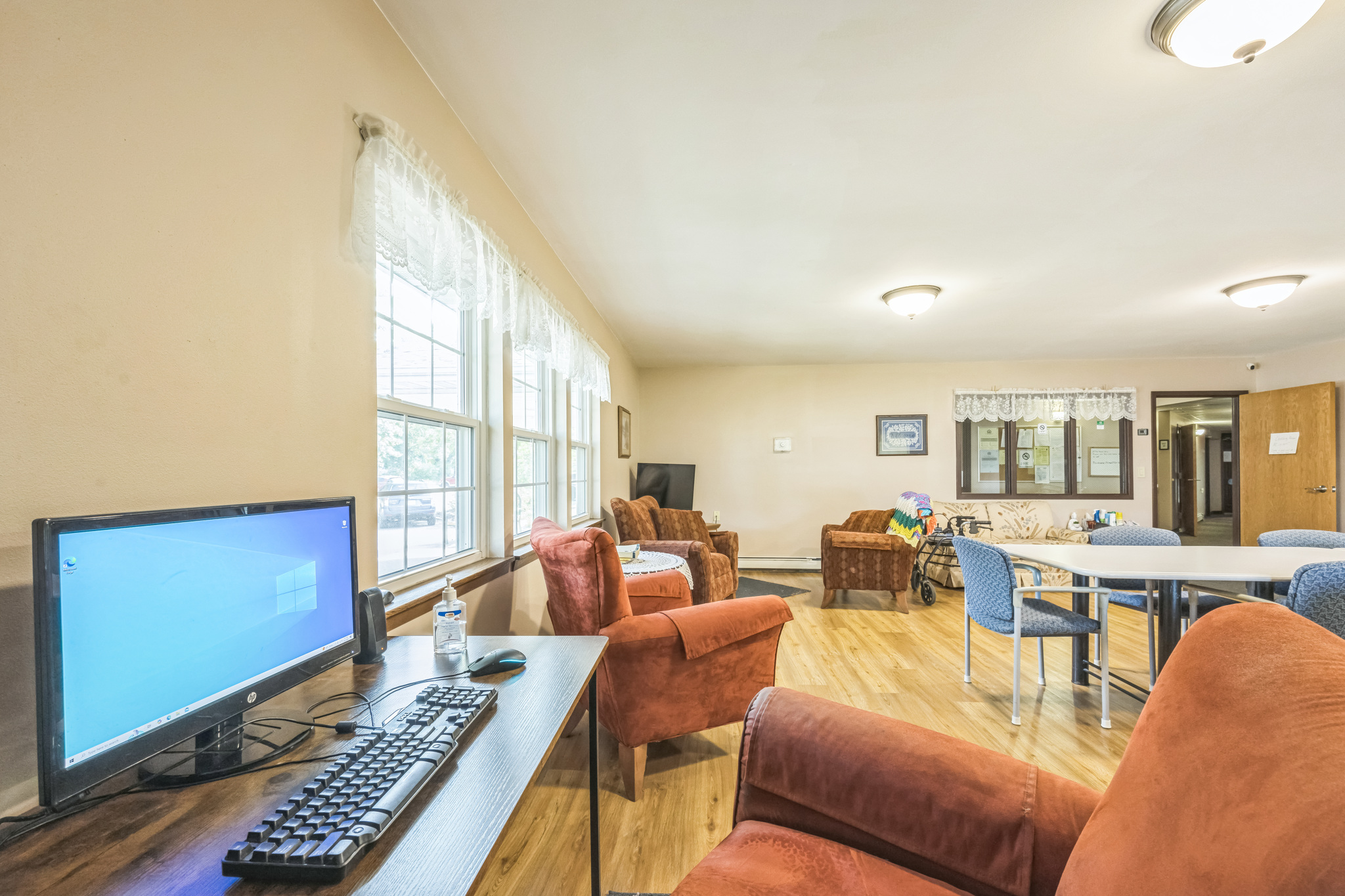 199720_Grove_Ave_Wild_Rose_WI_54984_USA-Living_room-IMG_3458.jpg