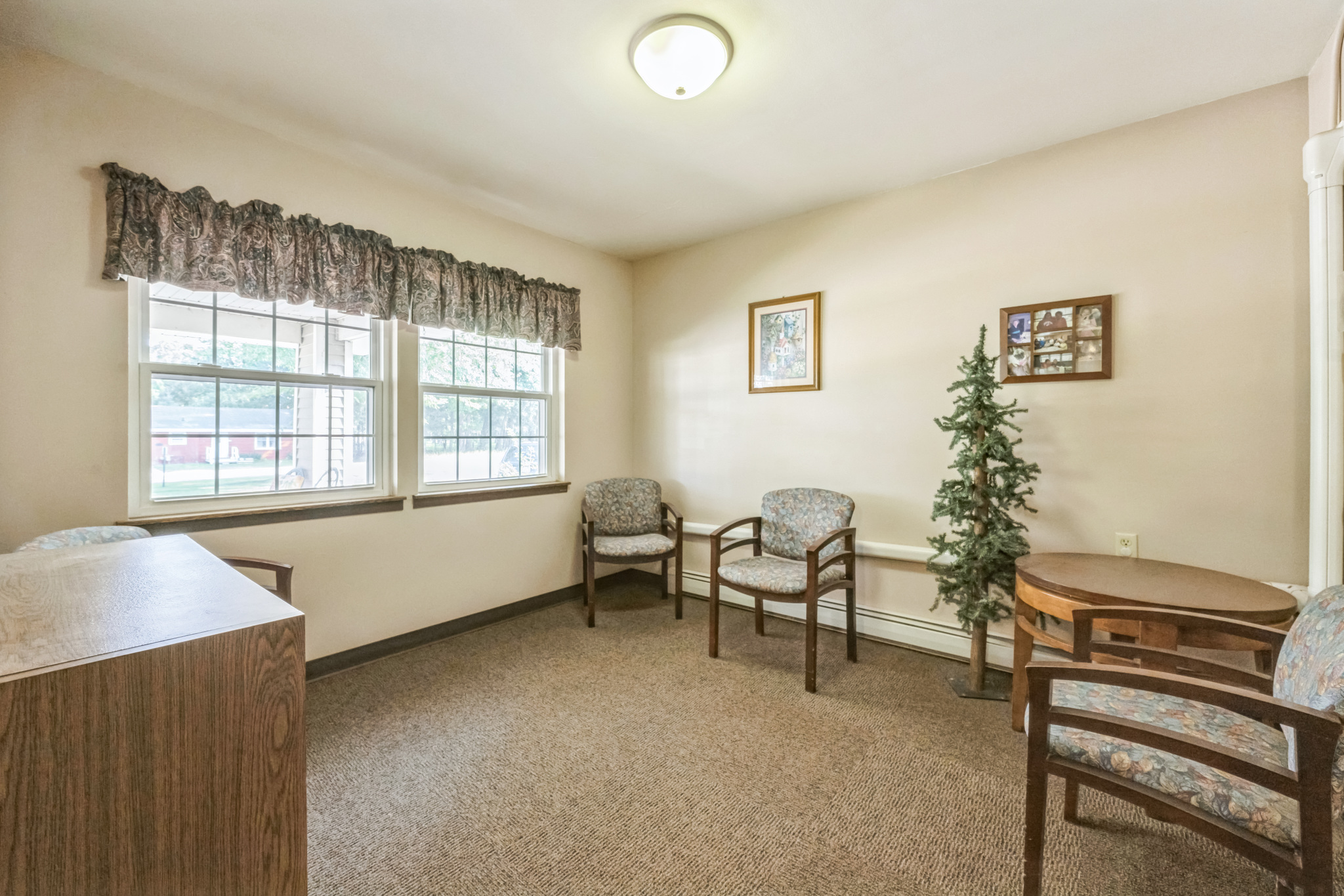 199720_Grove_Ave_Wild_Rose_WI_54984_USA-Living_room-IMG_3475.jpg