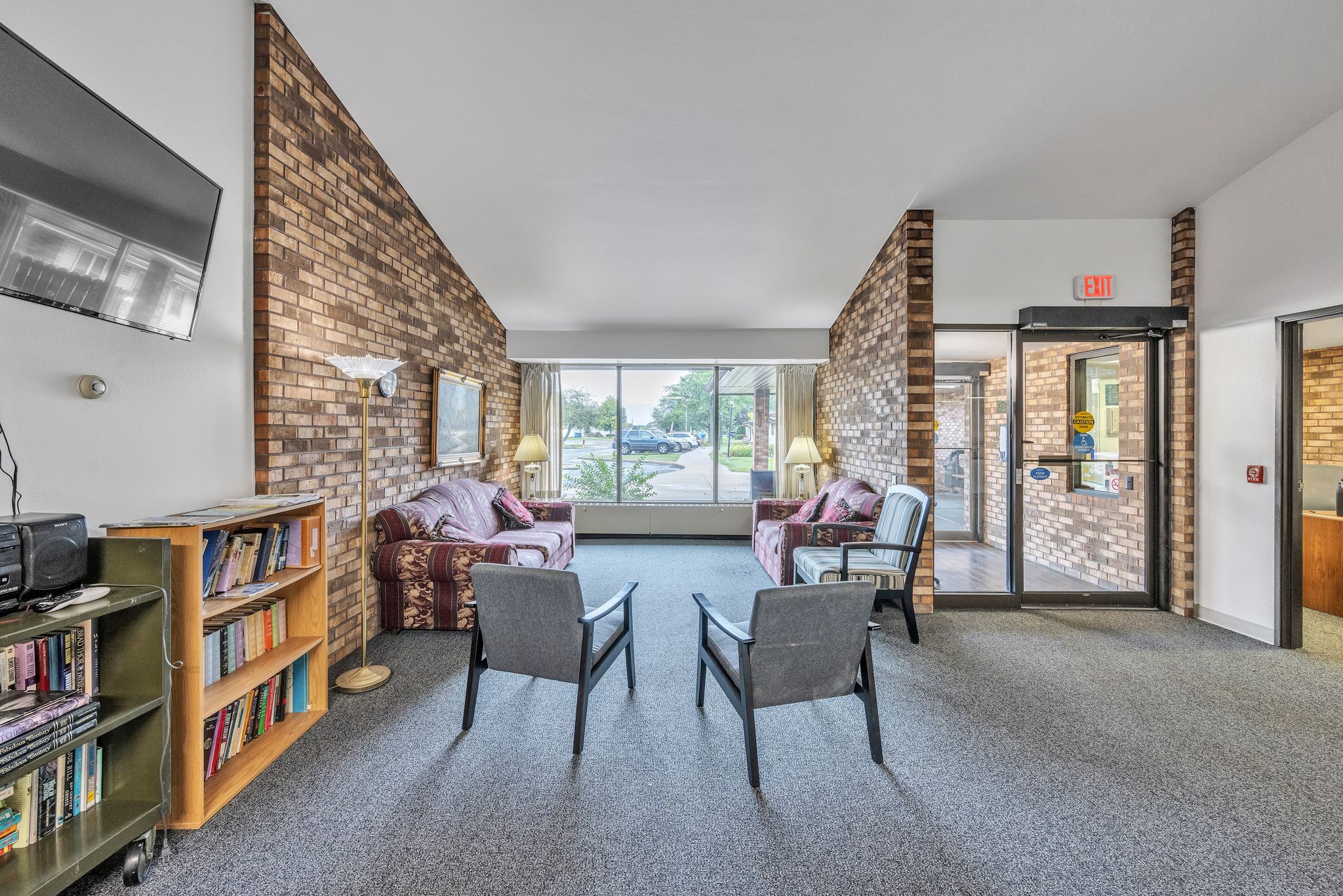 242388_Holland_Dr_Randolph_WI_53956_USA-Living_room-IMG_3299.jpg
