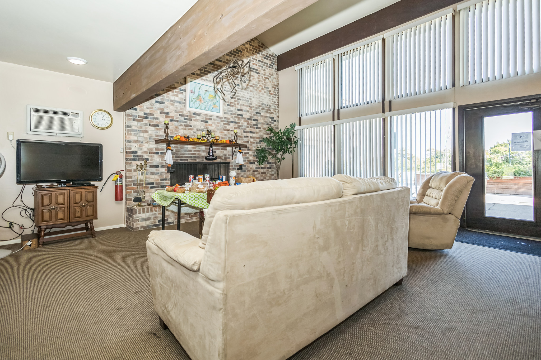 2471200_Oak_Ct_Port_Washington_WI_53074_USA-Living_room-IMG_9445.jpg