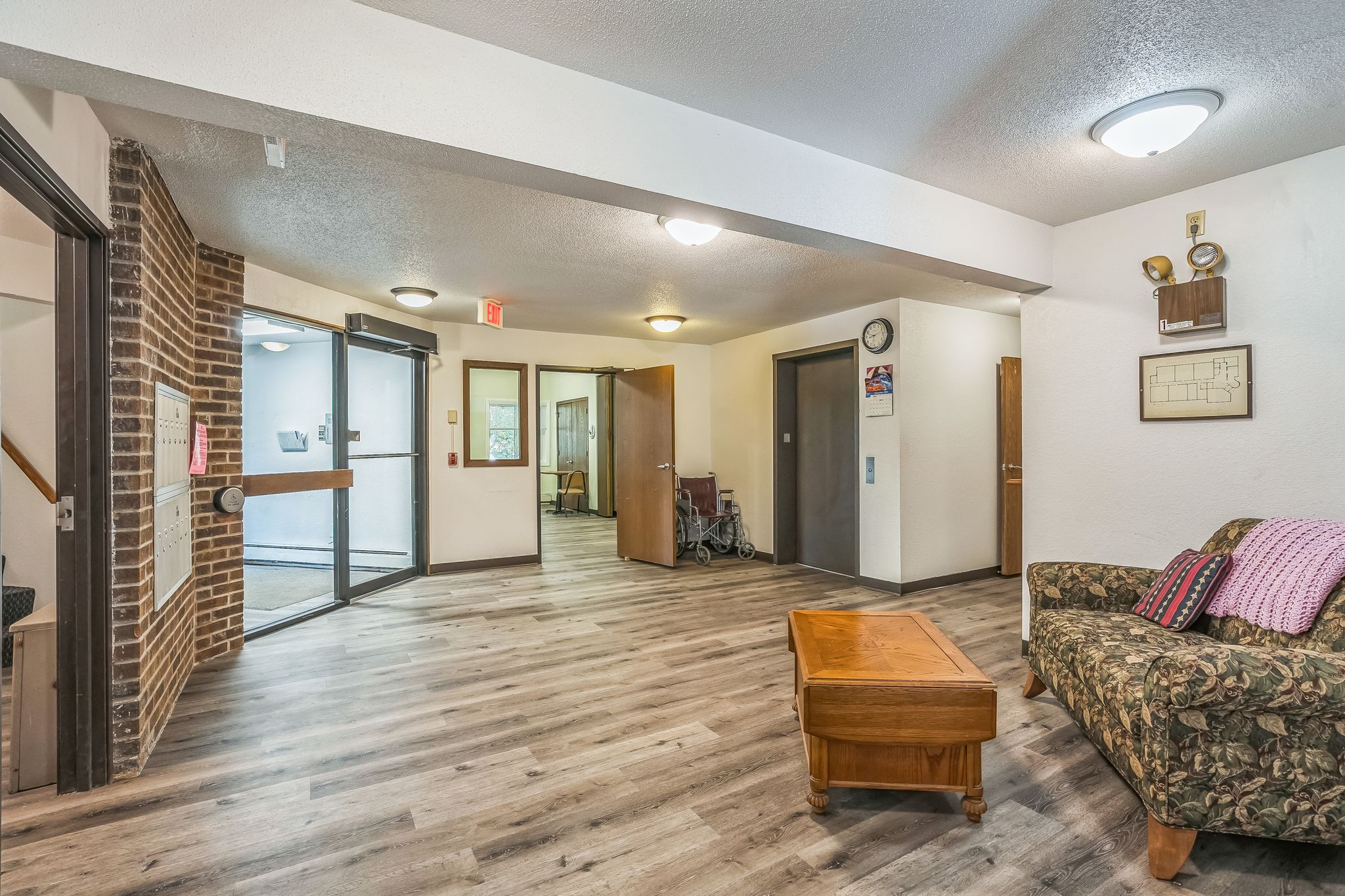 249745_1st_St_Glenwood_City_WI_54013_USA-Living_room-F2S00339.jpg