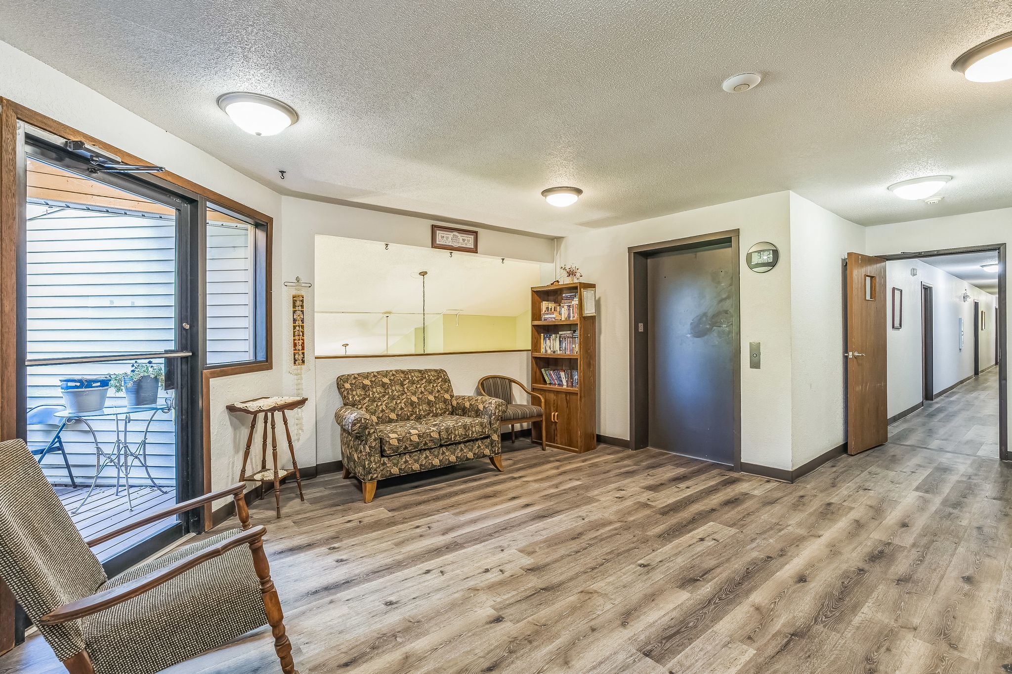 249745_1st_St_Glenwood_City_WI_54013_USA-Living_room-F2S00340.jpg