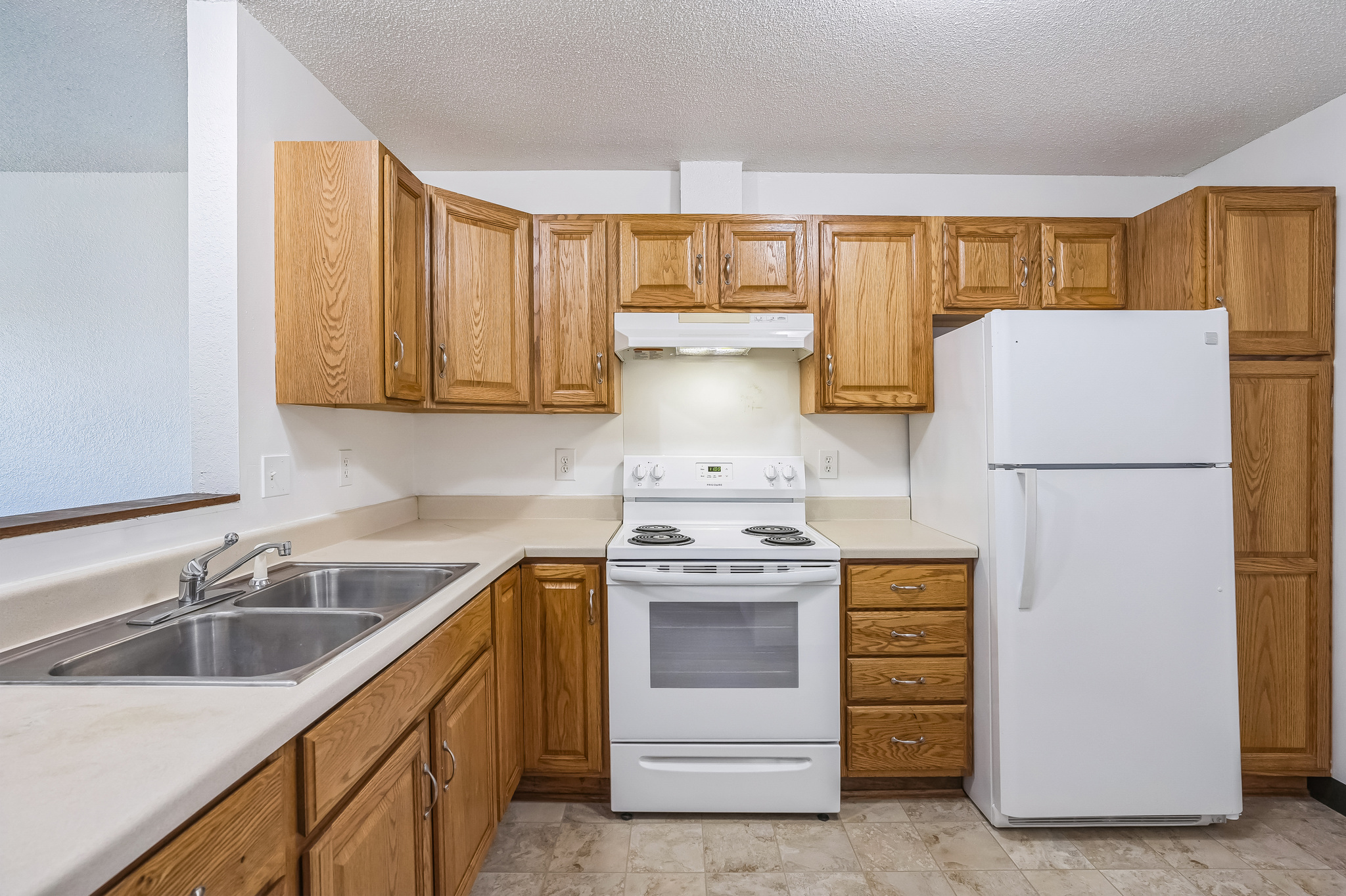 2501280_Charlotte_St_Hammond_WI_54015_USA-Kitchen-F2S00402.jpg