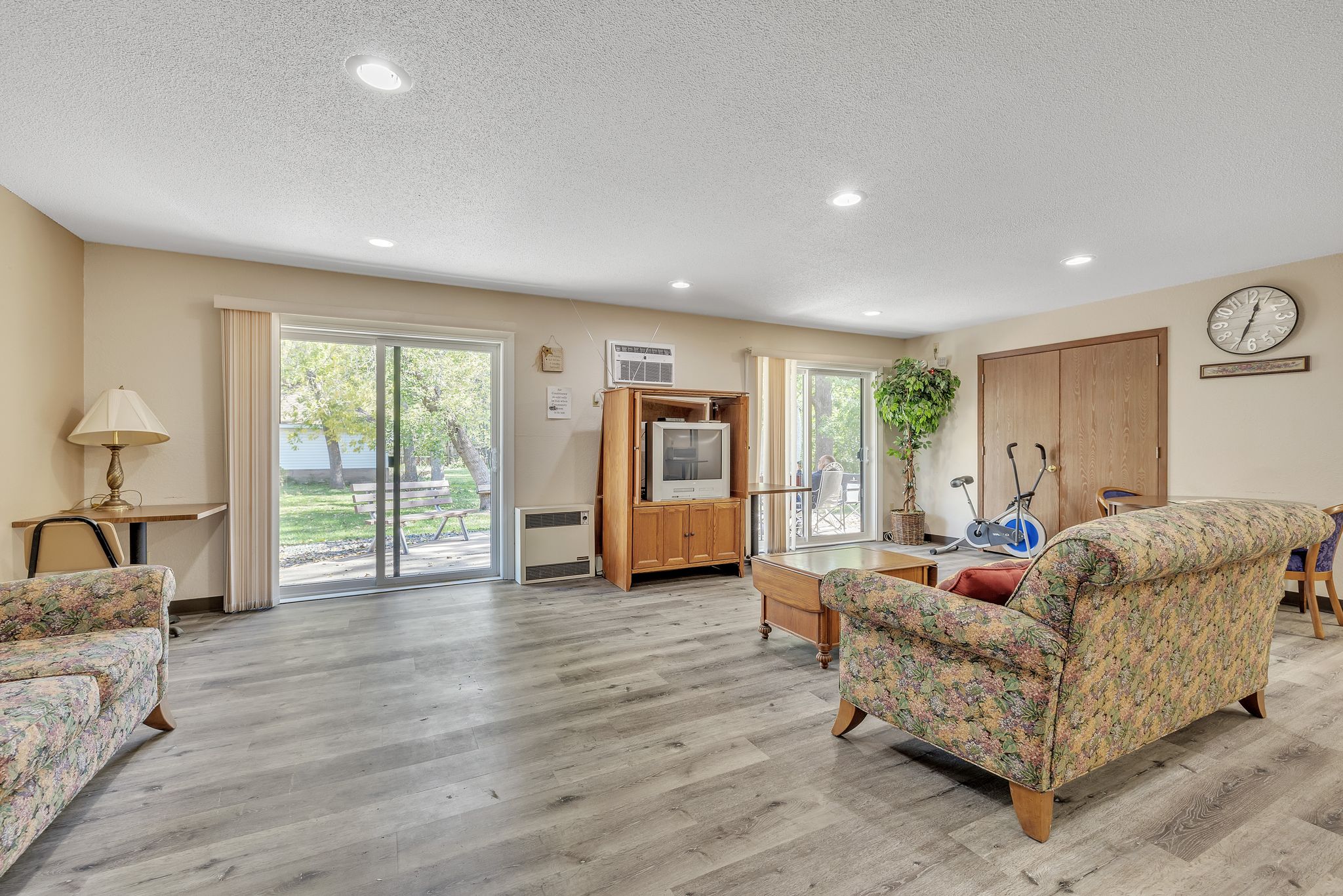 252444_W_5th_St_New_Richmond_WI_54017_USA-Living_room-IMG_4952.jpg