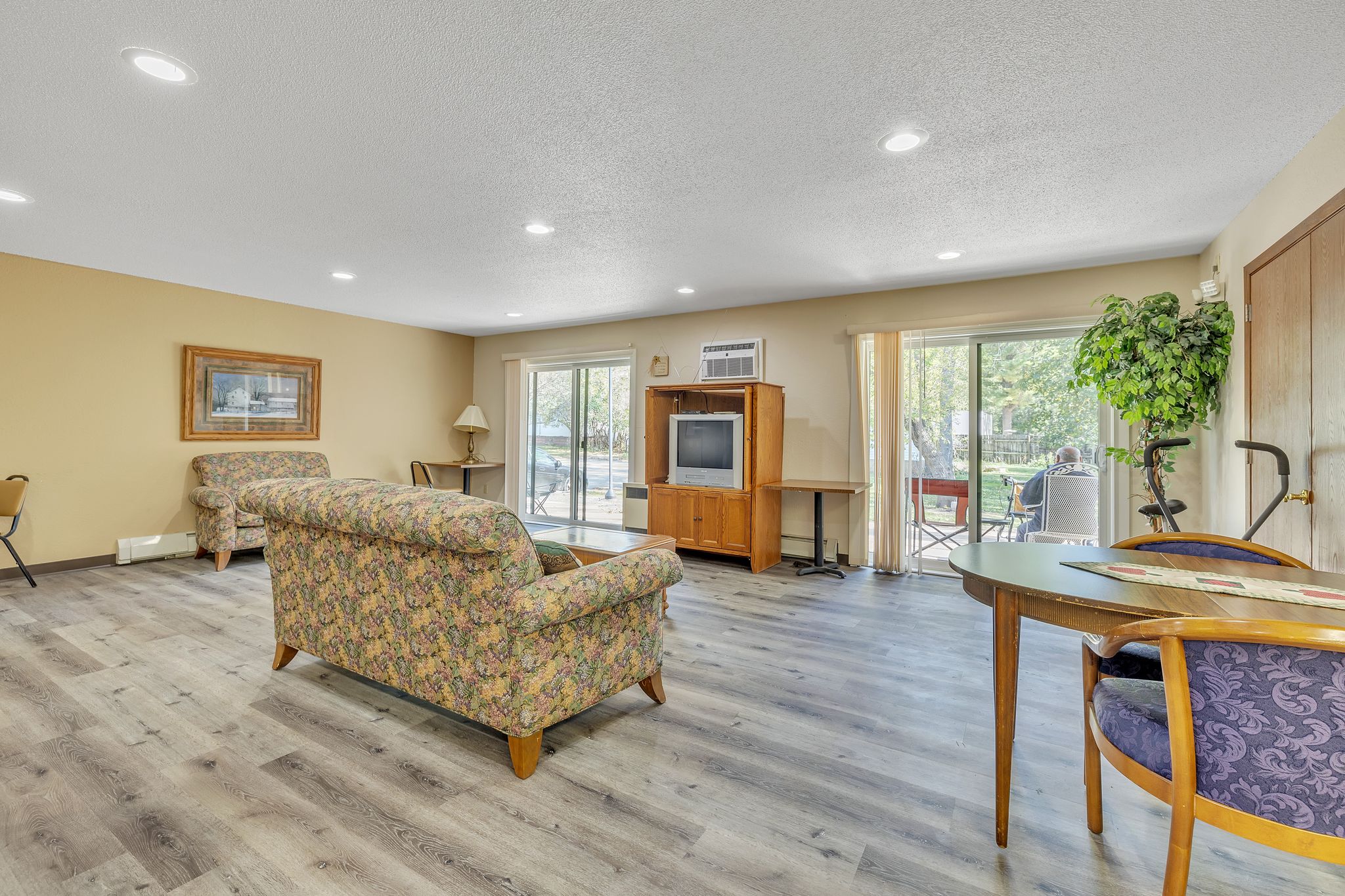 252444_W_5th_St_New_Richmond_WI_54017_USA-Living_room-IMG_4967.jpg