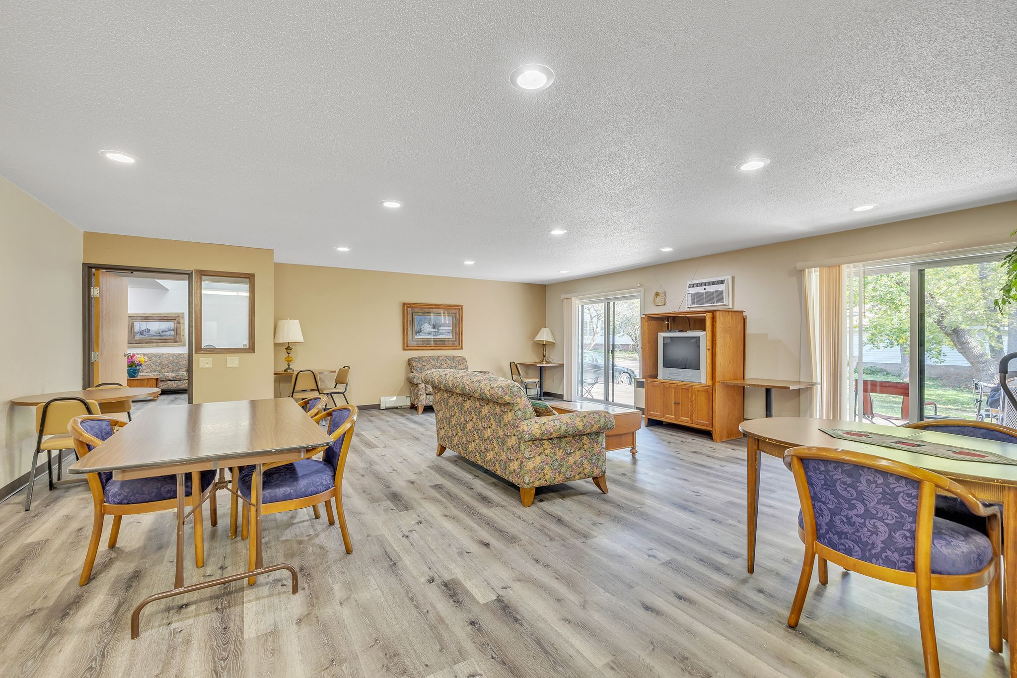 252444_W_5th_St_New_Richmond_WI_54017_USA-Living_room-IMG_4972.jpg