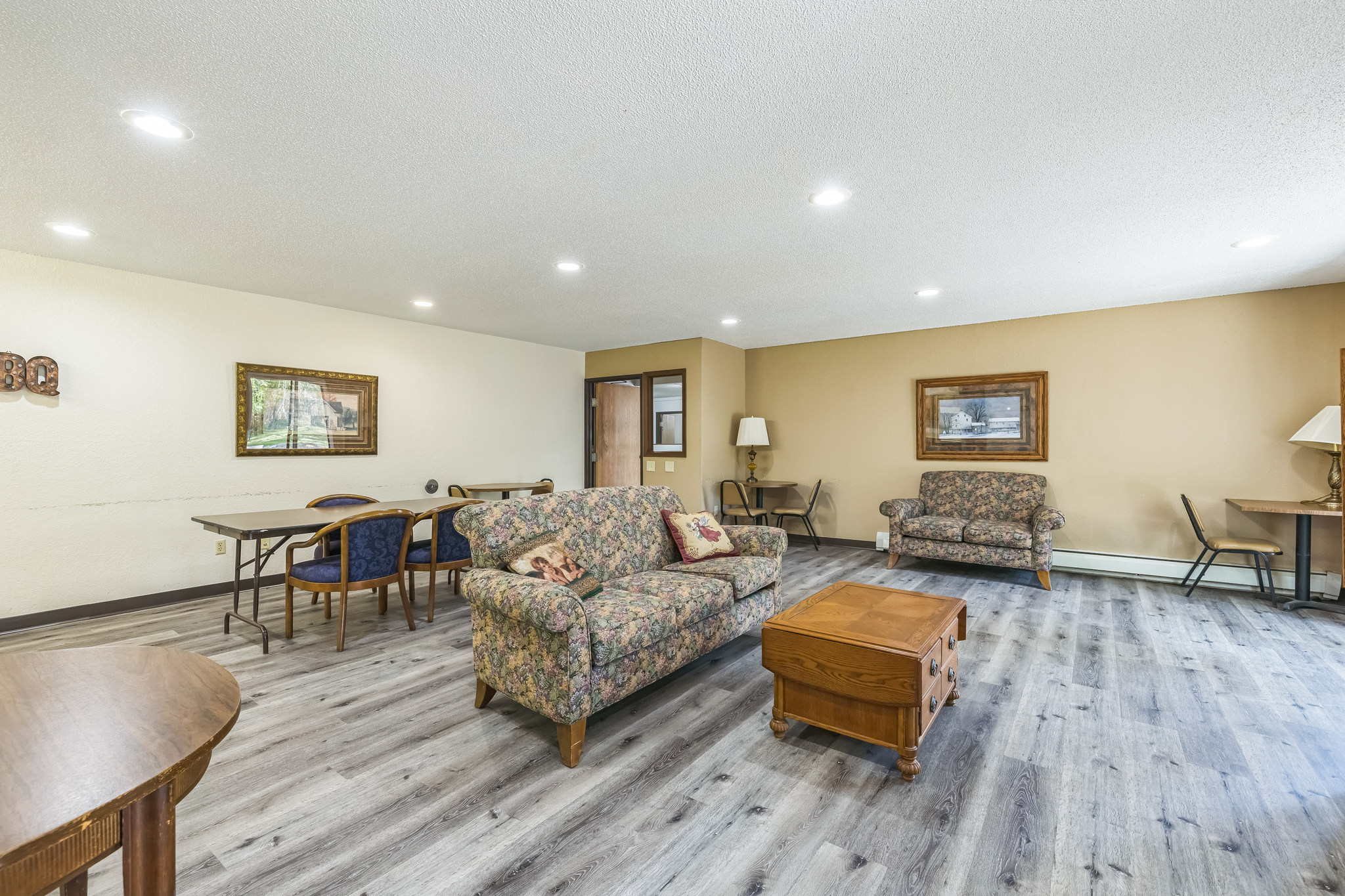 252444_W_5th_St_New_Richmond_WI_54017_USA-Living_room-IMG_4977.jpg