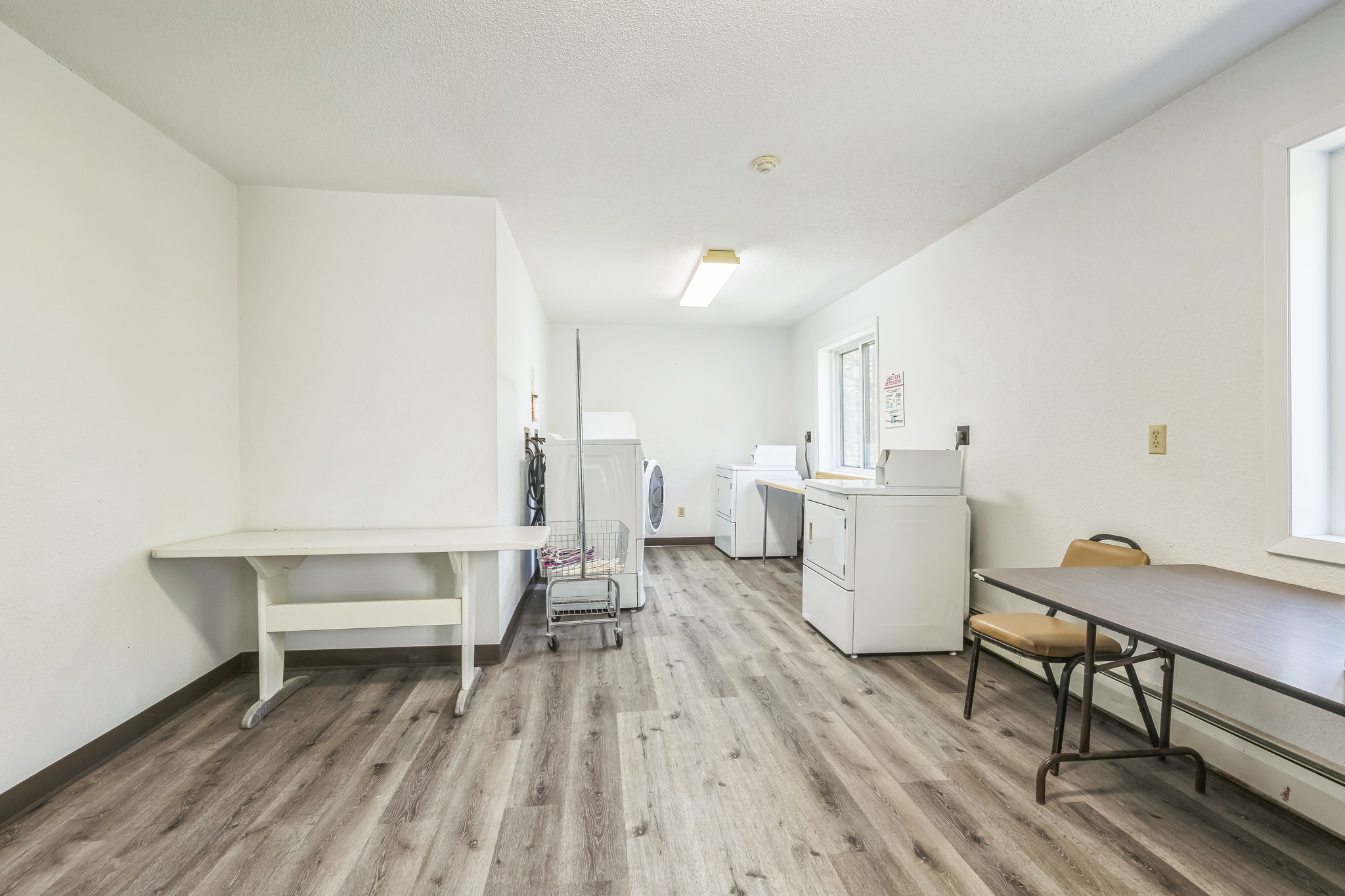 252444_W_5th_St_New_Richmond_WI_54017_USA-Living_room-IMG_5002.jpg