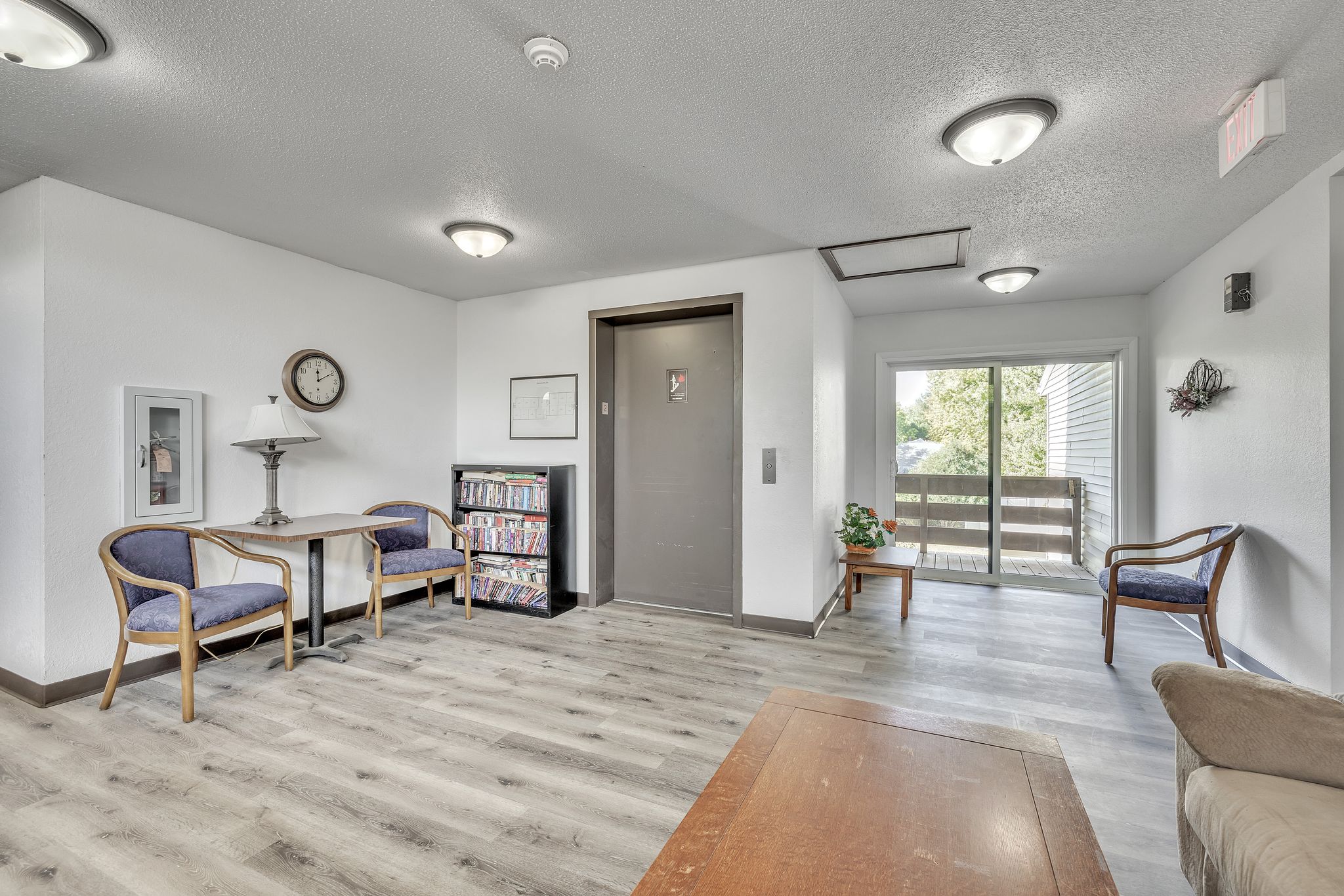 252444_W_5th_St_New_Richmond_WI_54017_USA-Living_room-IMG_5027.jpg