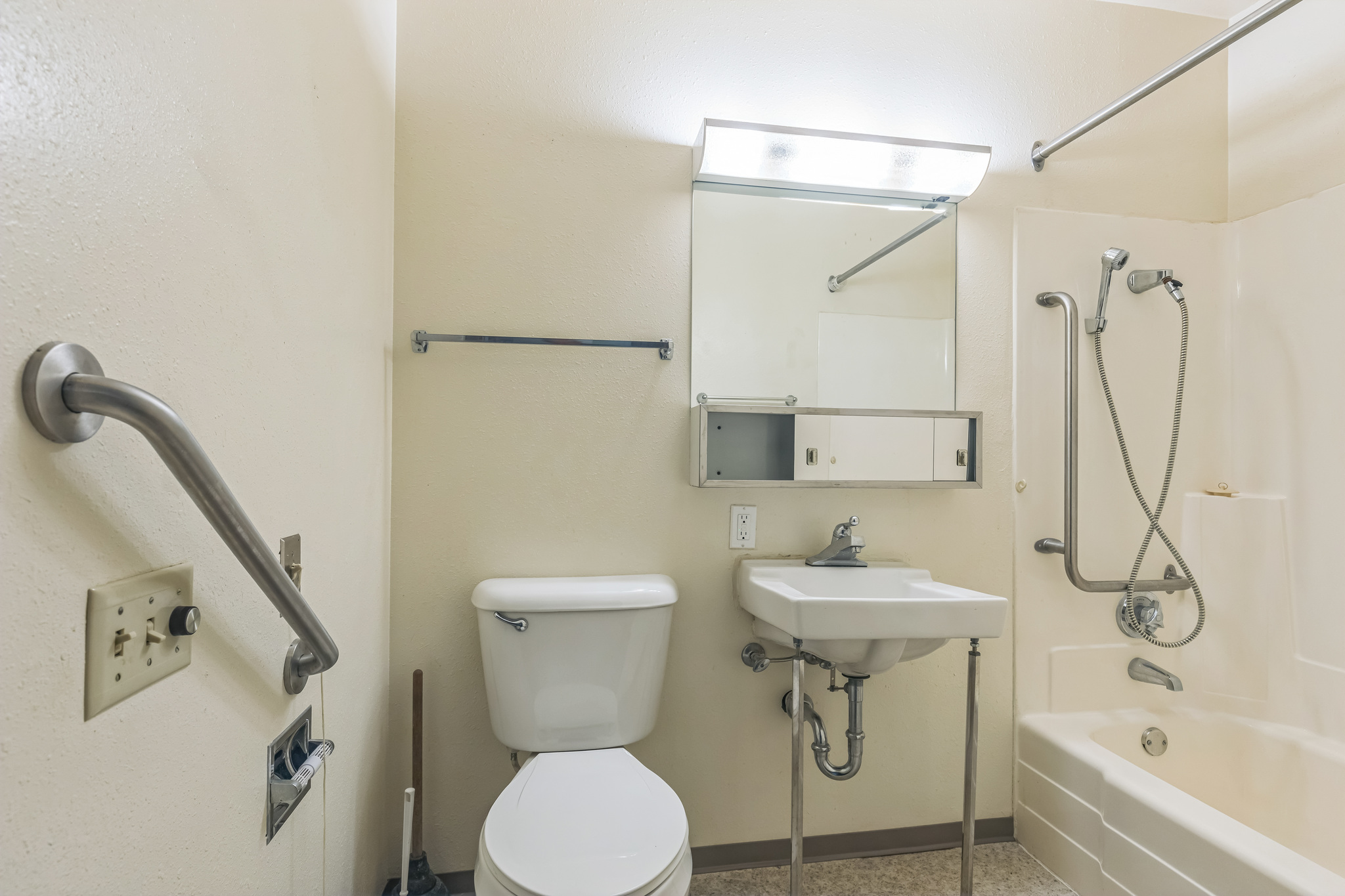 302700_Division_St_Park_Falls_WI_54552_USA-Bathroom-MG_0468.jpg