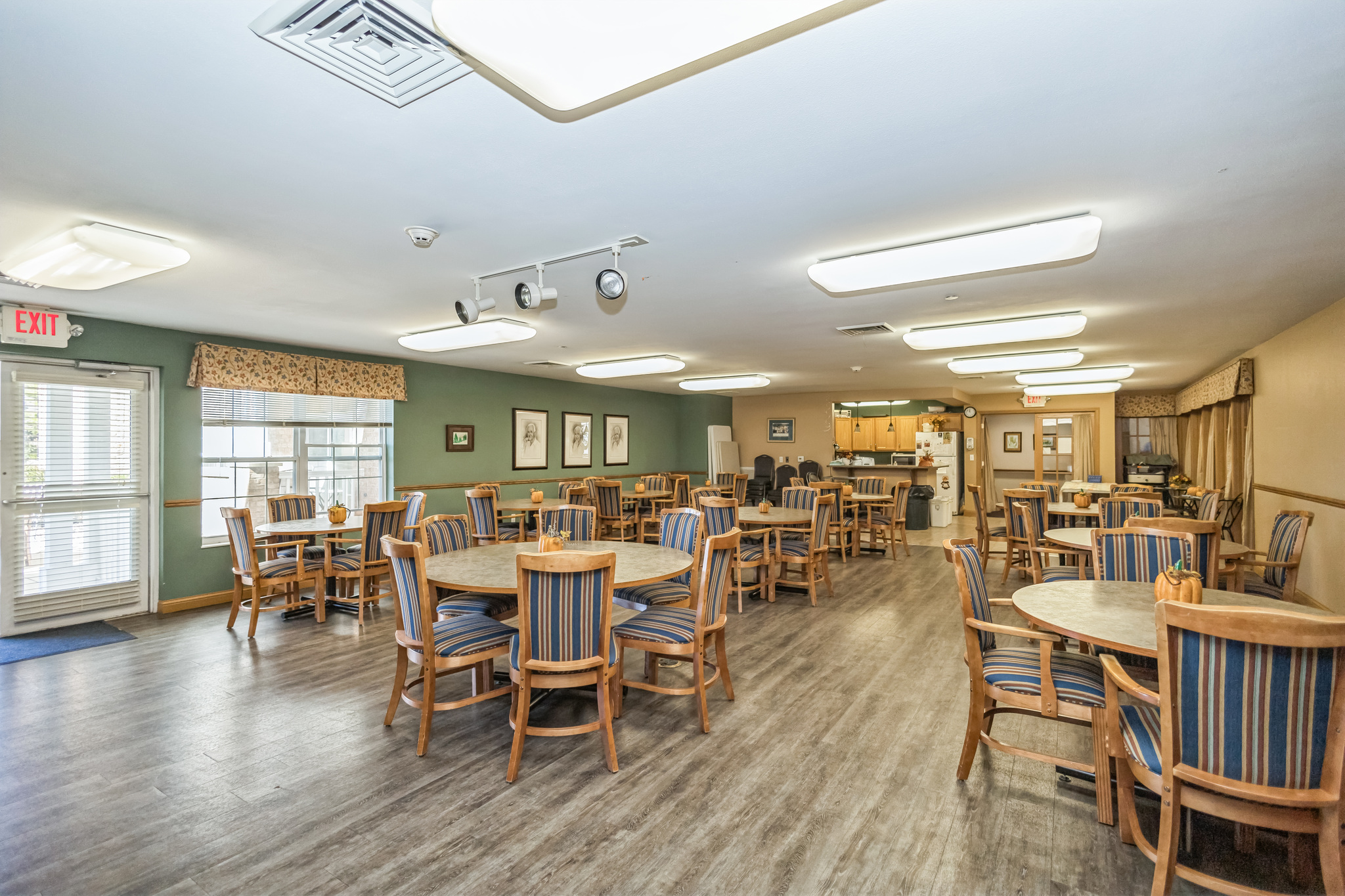 3073893_S_Prairie_Hill_Ln_Greenfield_WI_53228_USA-Dining_room-IMG_9750.jpg