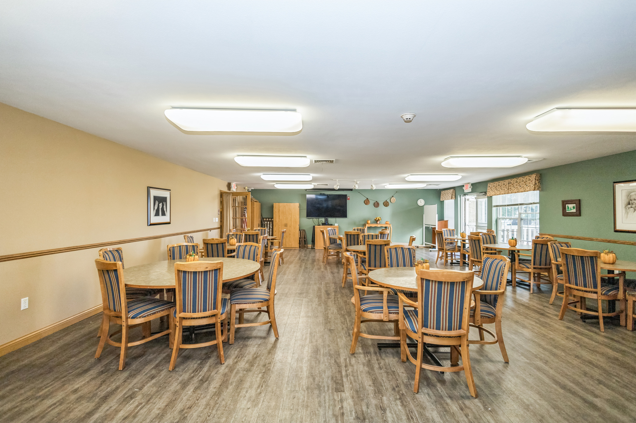 3073893_S_Prairie_Hill_Ln_Greenfield_WI_53228_USA-Dining_room-IMG_9751.jpg