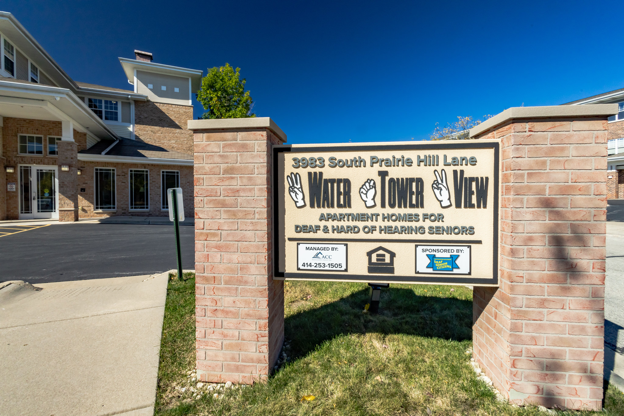 3073893_S_Prairie_Hill_Ln_Greenfield_WI_53228_USA-Exterior-IMG_9720.jpg