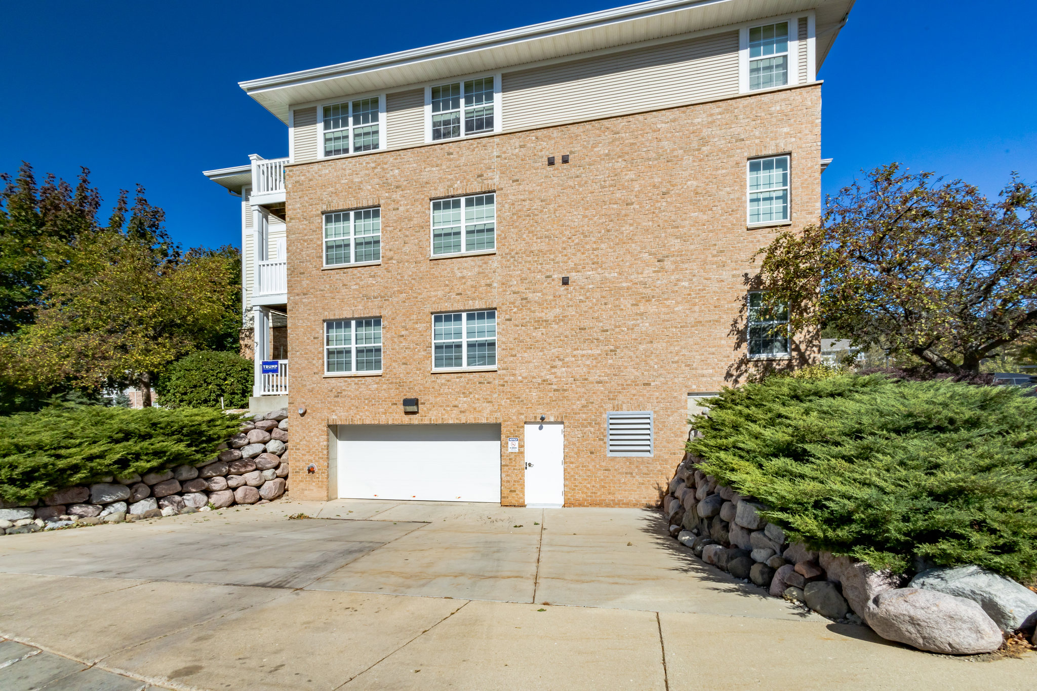 3073893_S_Prairie_Hill_Ln_Greenfield_WI_53228_USA-Exterior-IMG_9735.jpg