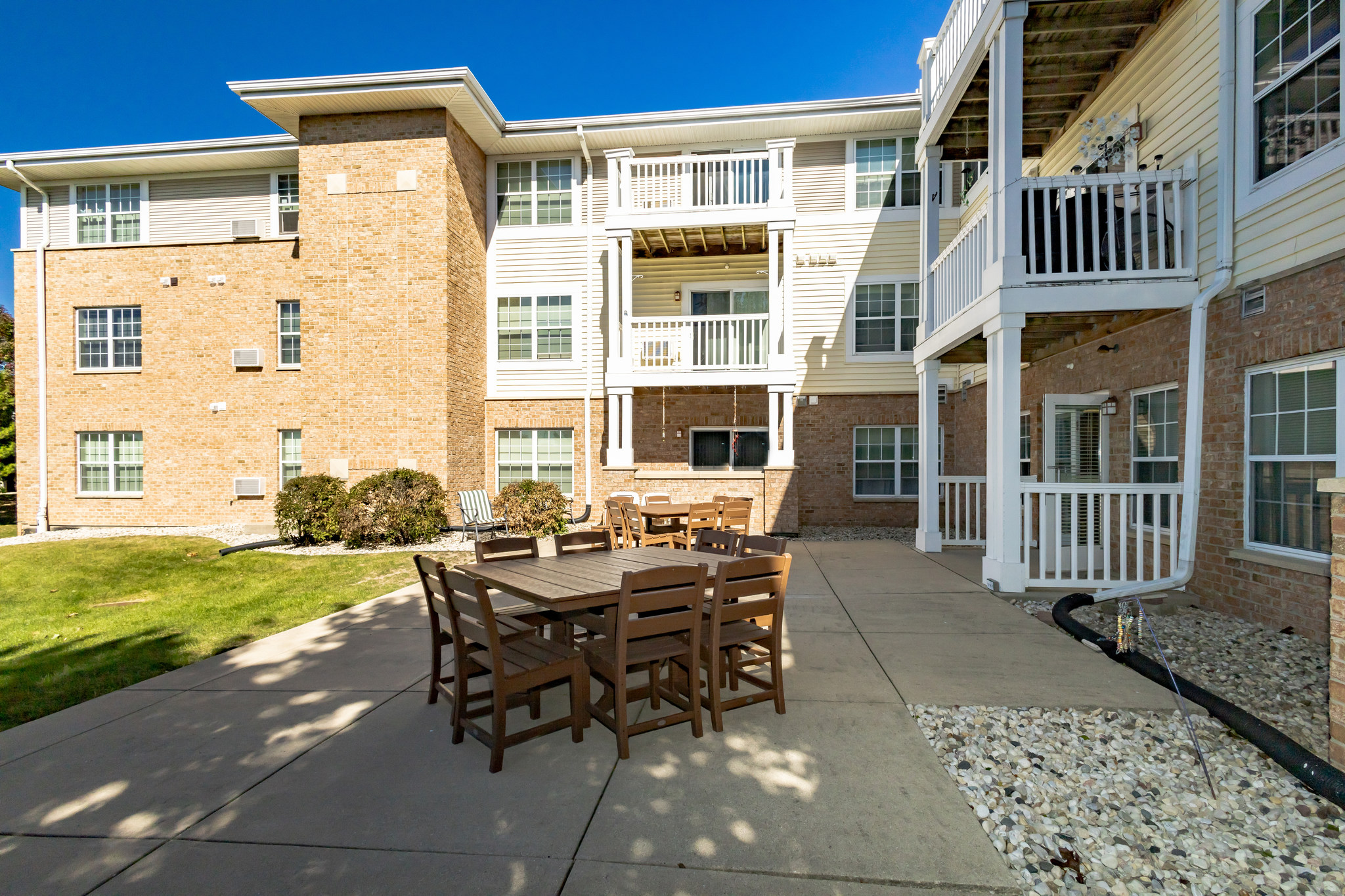 3073893_S_Prairie_Hill_Ln_Greenfield_WI_53228_USA-Exterior-IMG_9741.jpg