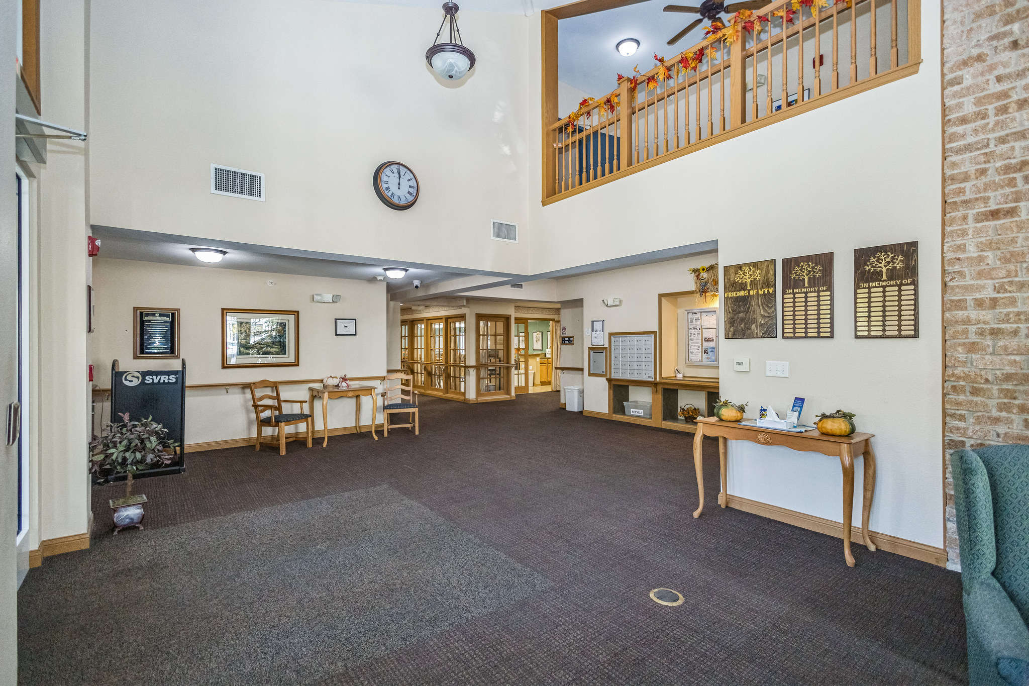 3073893_S_Prairie_Hill_Ln_Greenfield_WI_53228_USA-Foyer-IMG_9769.jpg