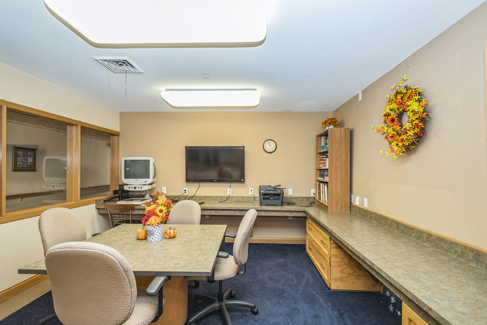 3073893_S_Prairie_Hill_Ln_Greenfield_WI_53228_USA-Living_room-IMG_9753.jpg