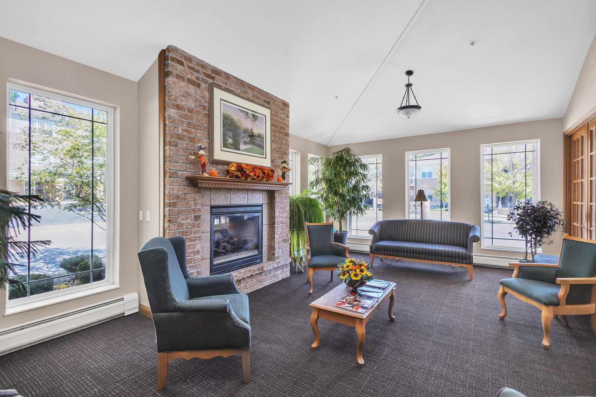 3073893_S_Prairie_Hill_Ln_Greenfield_WI_53228_USA-Living_room-IMG_9764.jpg