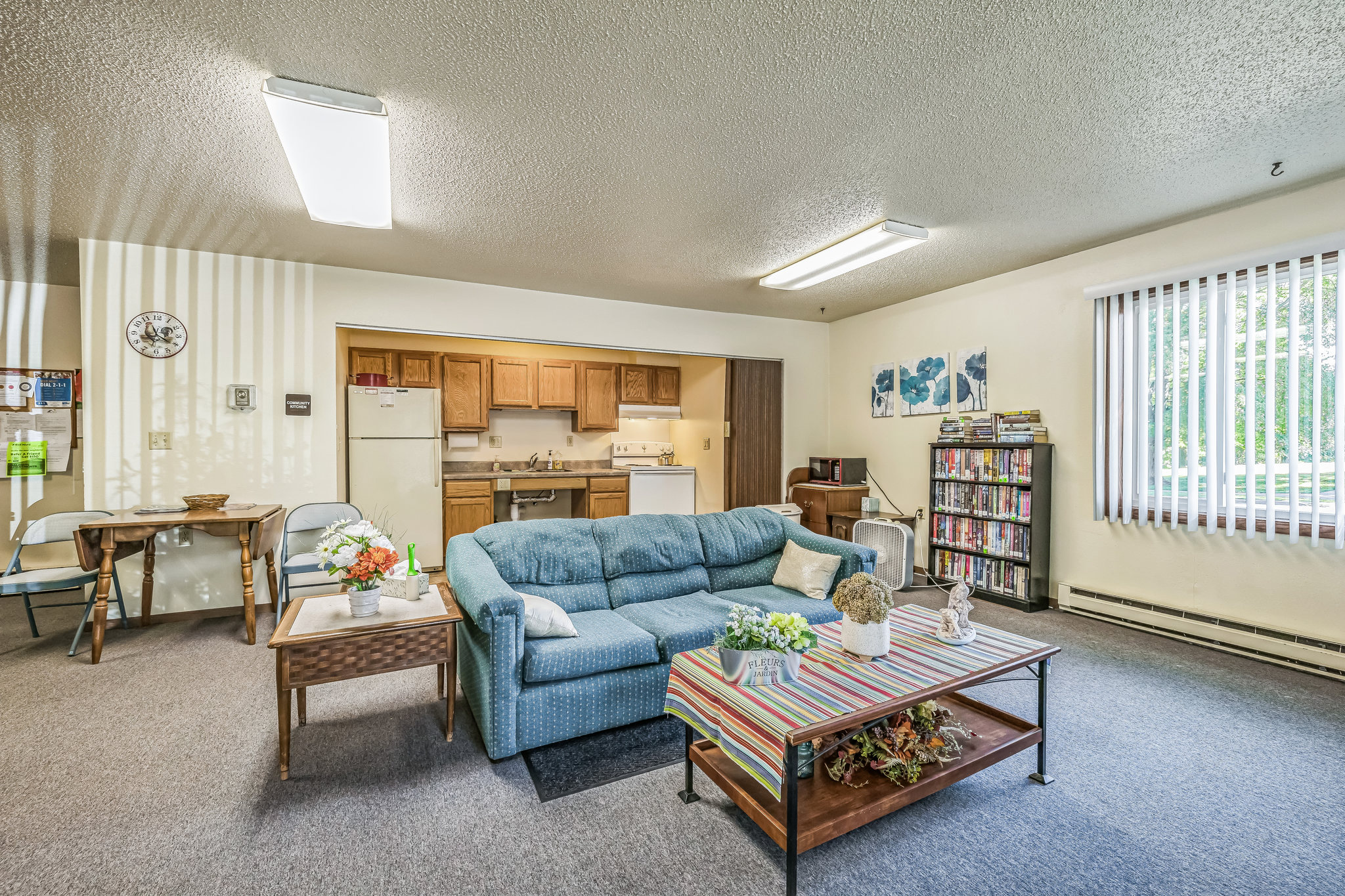 362315_N_Park_St_Roberts_WI_54023_USA-Living_room-IMG_6453.jpg