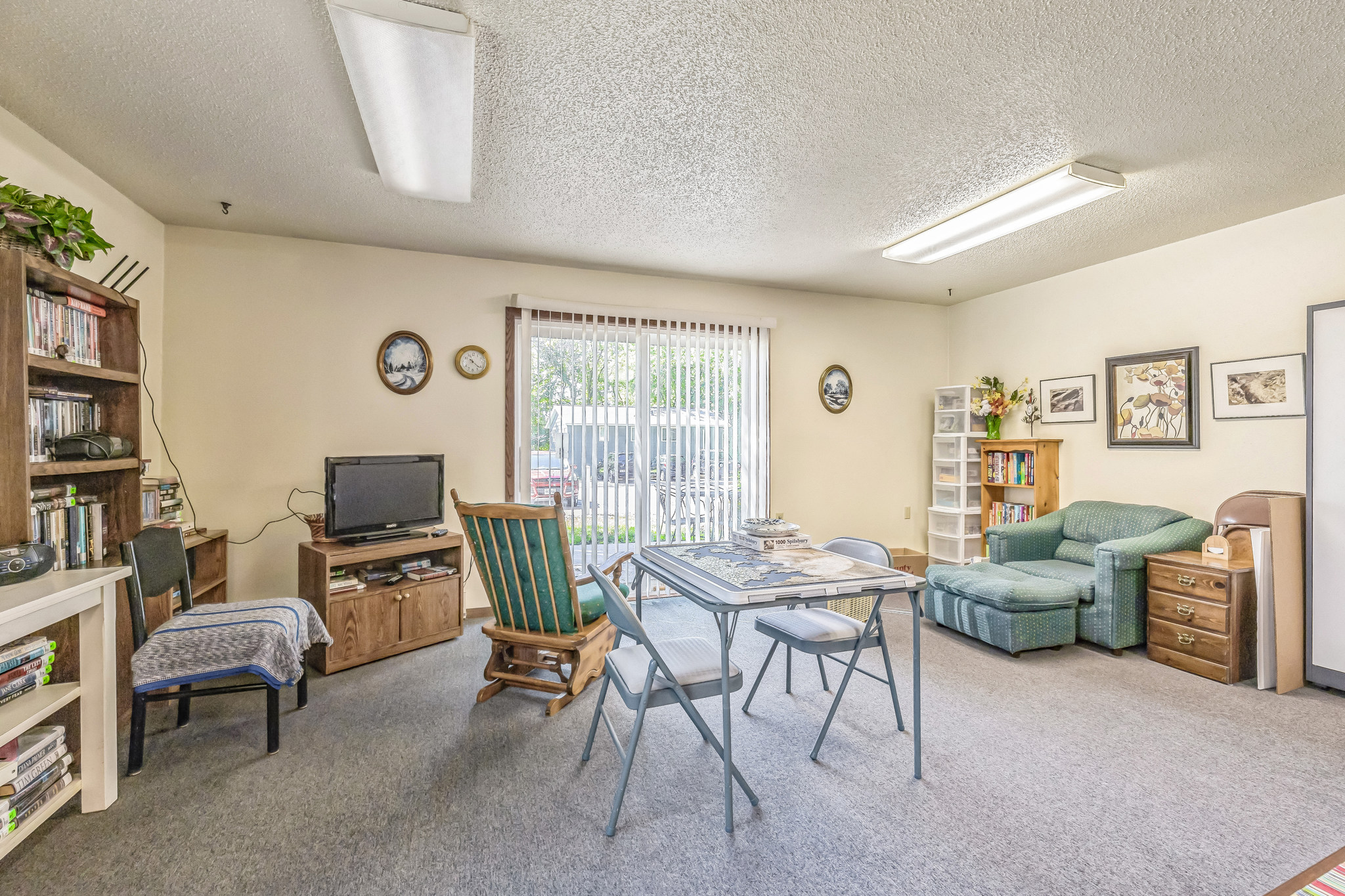 362315_N_Park_St_Roberts_WI_54023_USA-Living_room-IMG_6458.jpg