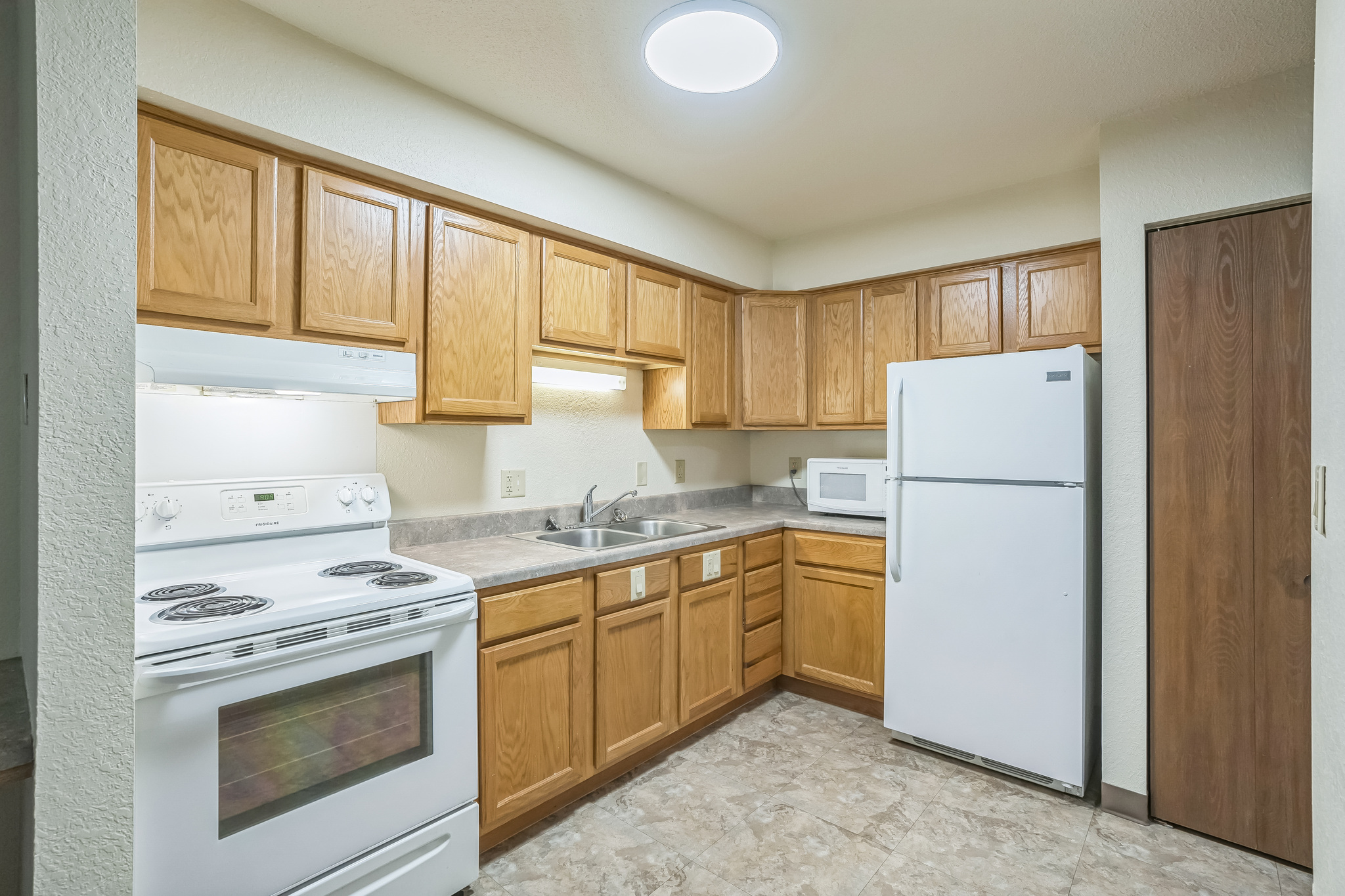 814_Elm_Dr_Spooner_WI_54801_USA-Kitchen-F2S04570.jpg